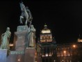 /album/josef-vaclav-myslbek/a800px-prag-wenzelsplatz-wenzelsdenkmal-nationalmuseum-bei-nacht-jpg/